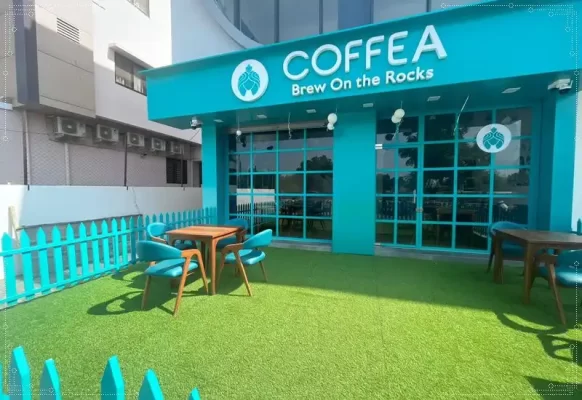 Quán cà phê với cỏ nhân tạo đẹp mắt