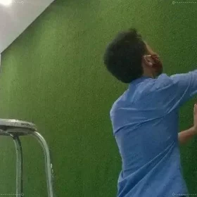 Làm phẳng thảm cỏ nhân tạo khi ốp tường