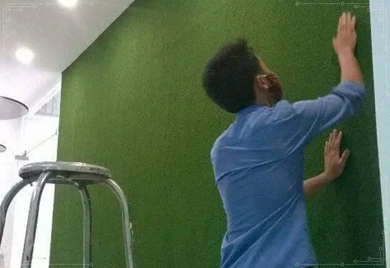 Làm phẳng thảm cỏ nhân tạo khi ốp tường