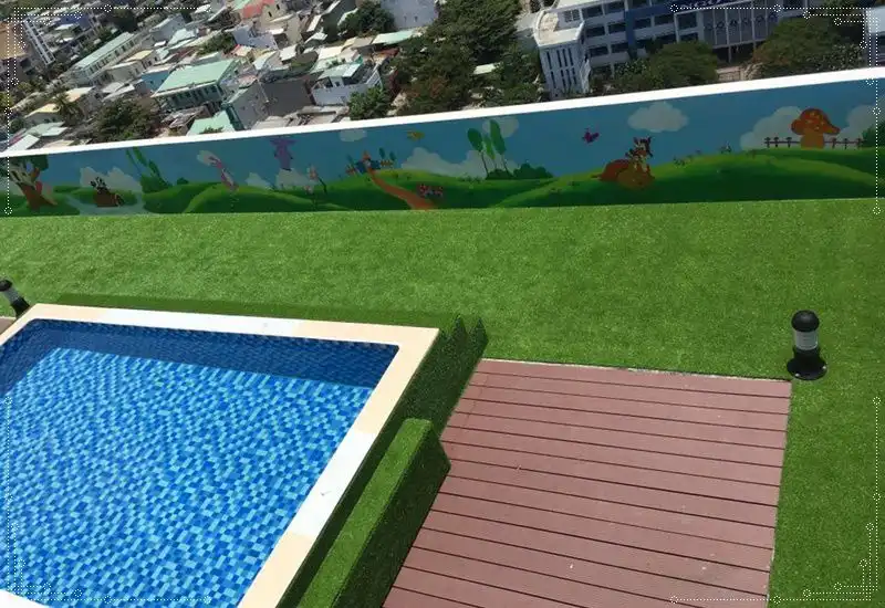 Cỏ nhân tạo kết hợp hồ bơi cho sân vườn nhà
