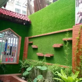 Tiểu cảnh sân vườn xanh với cỏ nhân tạo