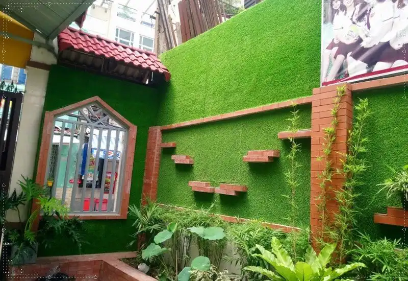 Tiểu cảnh sân vườn xanh với cỏ nhân tạo