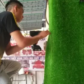 Thi công cỏ nhân tạo ốp tường