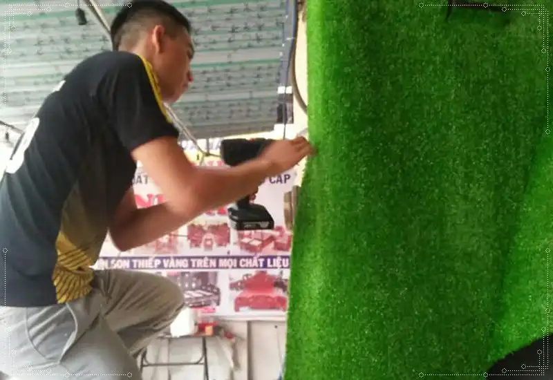 Thi công cỏ nhân tạo ốp tường