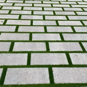 Cỏ nhân tạo lót kẽ gạch đẹp mắt