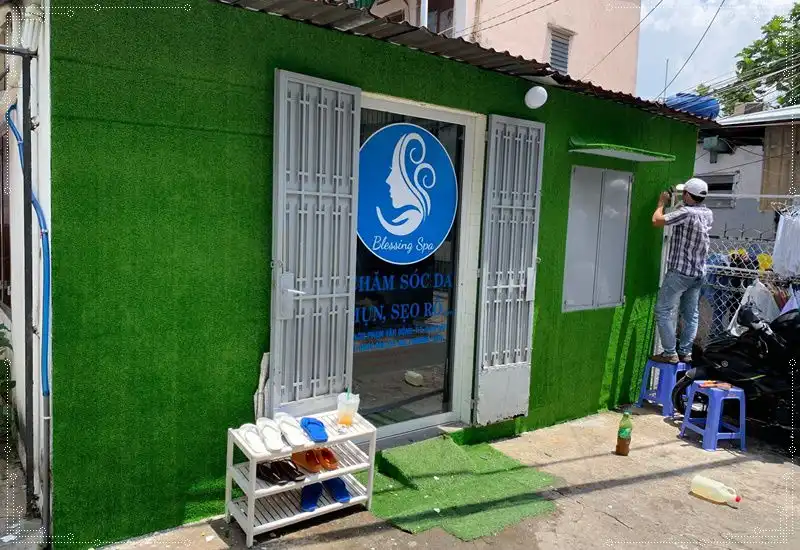 Thi công cỏ nhân tạo trên tường