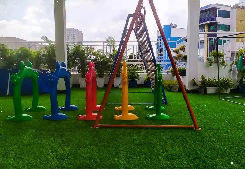 Cỏ nhân tạo làm sân chơi trong nhà cho trẻ