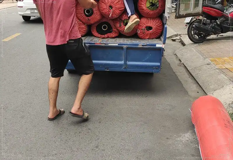 Giao hàng bằng xe ba gác