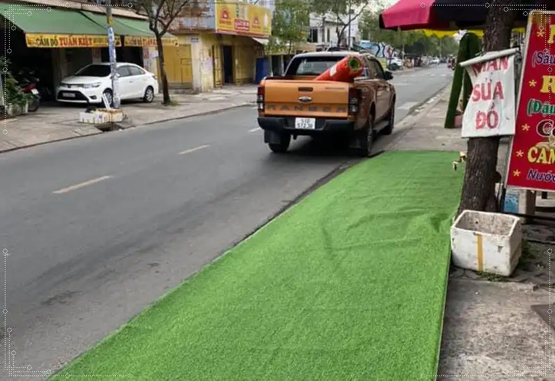 Cỏ nhân tạo với khổ cố định là rộng 2 mét x dài theo yêu cầu