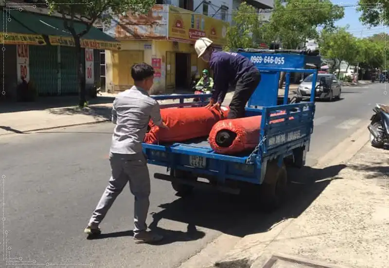 Giao hàng cỏ nhân tạo tận nơi