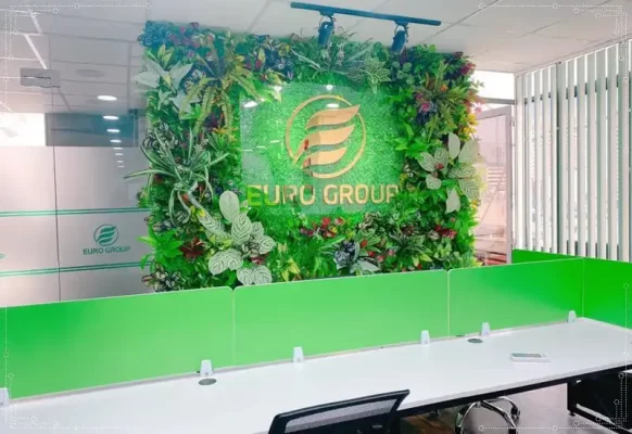 Thảm cỏ nhựa làm background đẹp mắt