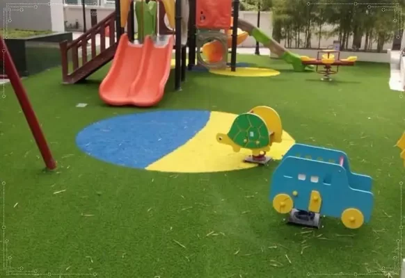 Trang trí trường mầm non bằng thảm cỏ nhựa