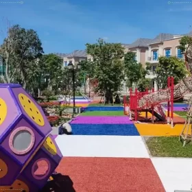 Sân trường mầm non với nhiều màu sắc