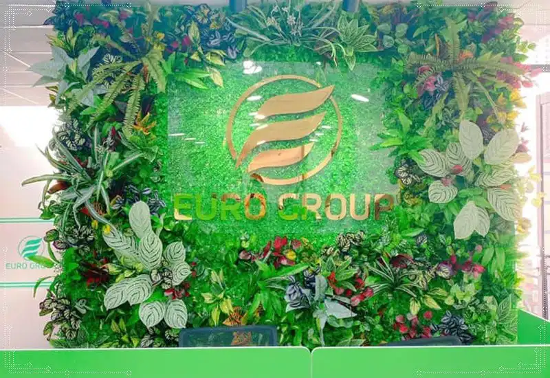 Hoa lá nhựa làm vách logo