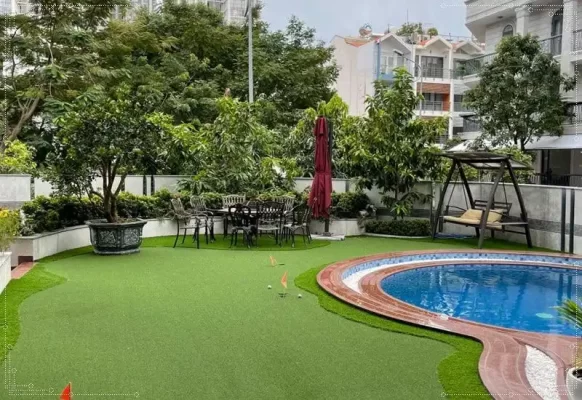 Thiết kế khuôn viên xanh bên cạnh bể bơi