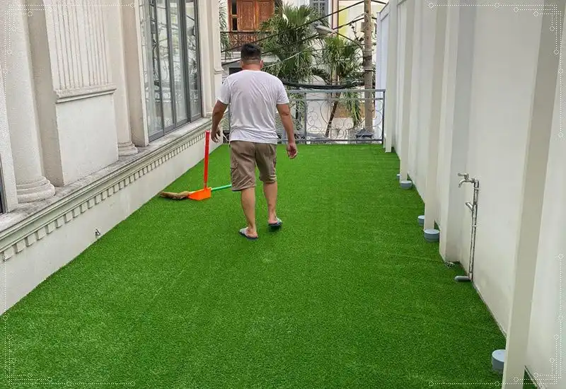 Thi công trang trí sân vườn bằng cỏ nhân tạo