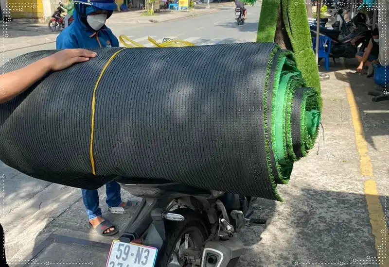 Cuộn lại thành khổ 1 mét để vận chuyển bằng xe máy