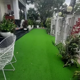 Sân vườn xanh sạch đẹp với cỏ nhân tạo