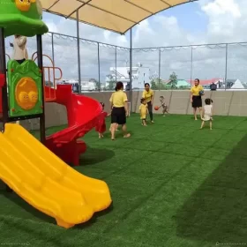 Sân thượng làm khu vui chơi cho bé