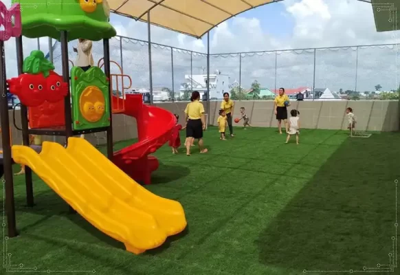 Sân thượng làm khu vui chơi cho bé