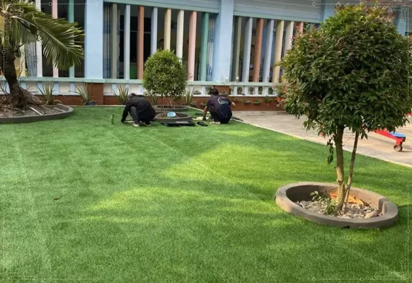Trải cỏ đúng vào vị trí trước khi dán