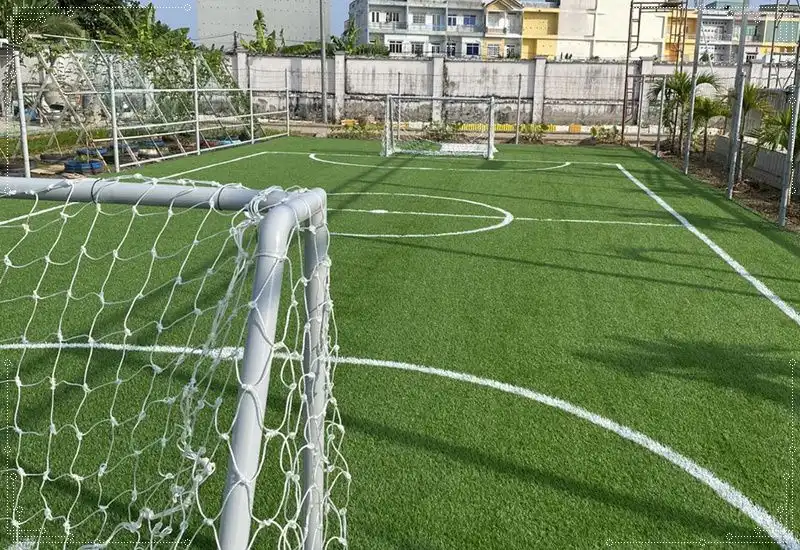 Cỏ nhân tạo làm sân bóng cho trường học