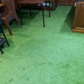 Cỏ nhân tạo trải quán cà phê
