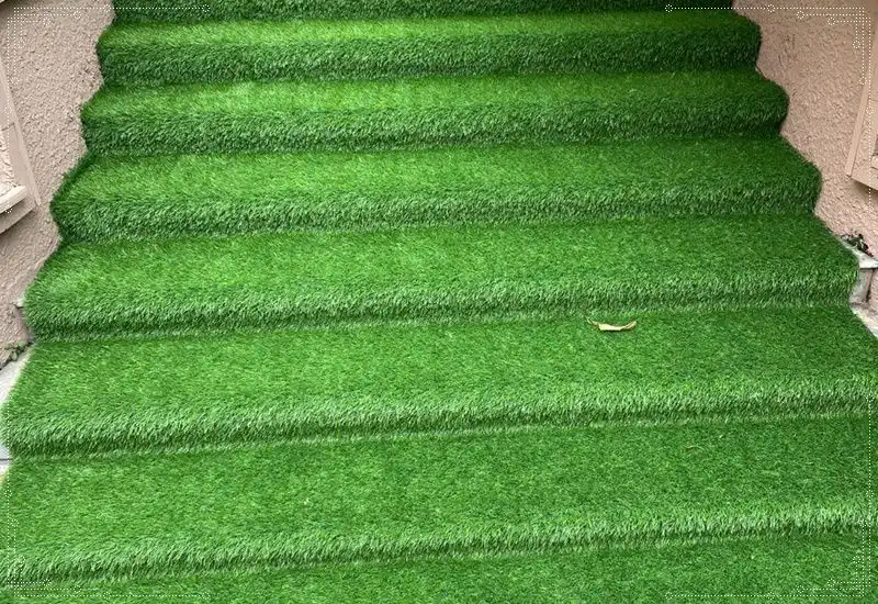 Thi công cầu thang bằng cỏ nhân tạo