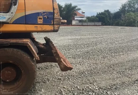 Thi công nền hạ sân bóng đá nhân tạo