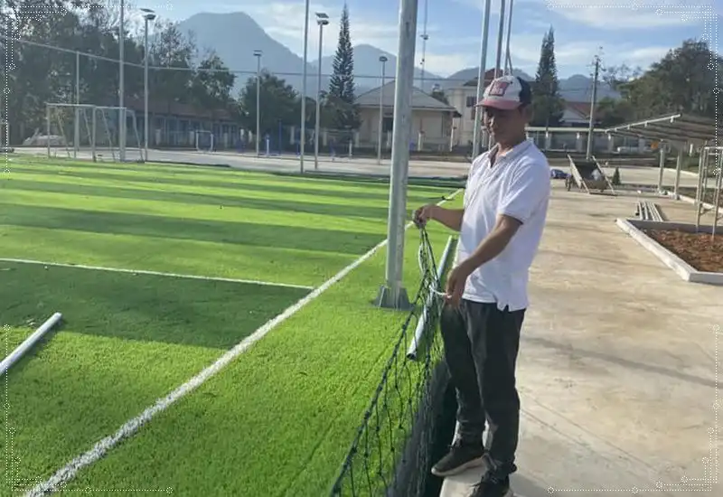 Thi công lưới cỏ nhân tạo sân bóng