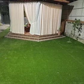 Trải thảm cỏ nhân tạo ngoài trời đẹp mắt