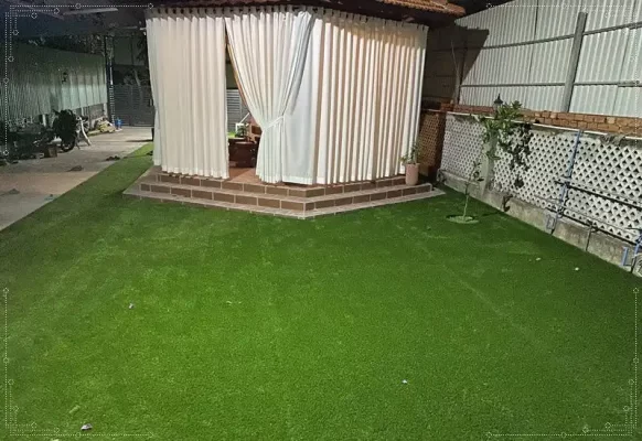 Trải thảm cỏ nhân tạo ngoài trời đẹp mắt