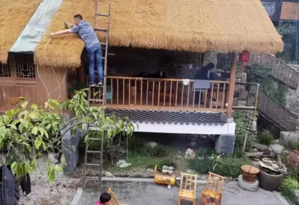 Rơm nhân tạo lợp quán cà phê