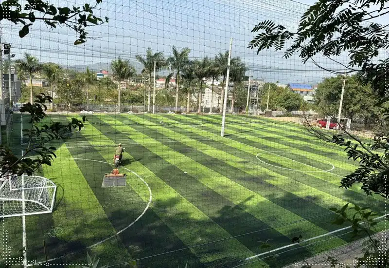 Hoàn thiện mặt sân cỏ nhân tạo