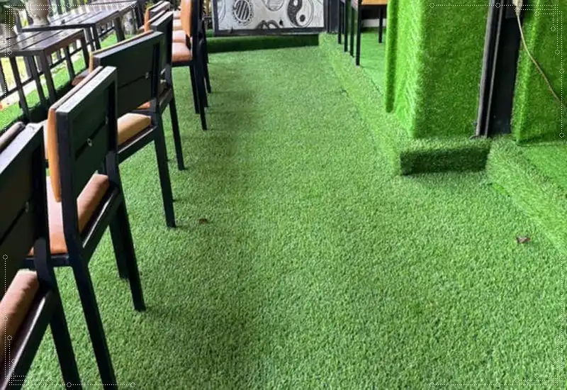 Cỏ nhân tạo trải quán cà phê