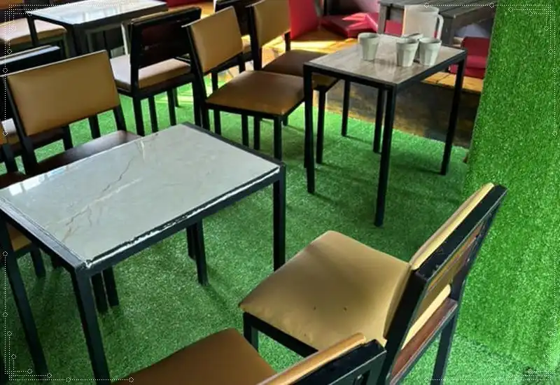 Cỏ nhân tạo trải quán cà phê