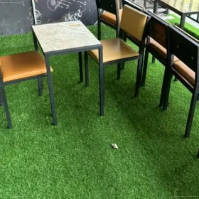 Cỏ nhân tạo trang trí quán cà phê