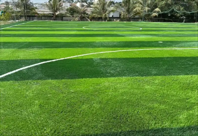 Mặt sân bóng đá cỏ nhân tạo