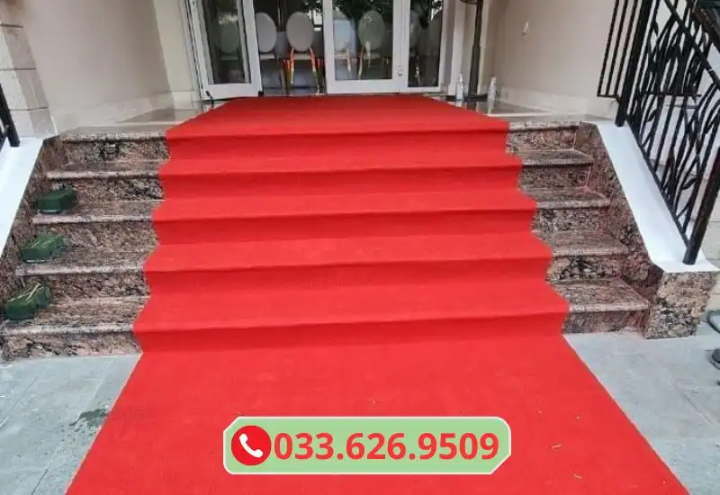 Thảm đỏ trải cầu thang