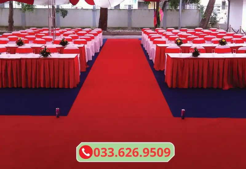 Thảm đỏ trải ngoài trời