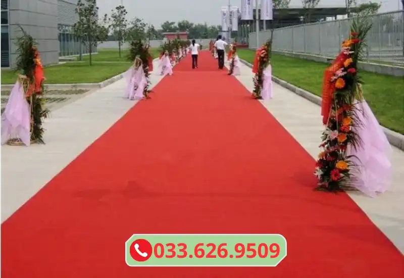 Thảm đỏ trải lối đi