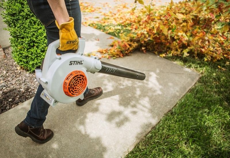 Vệ sinh bằng máy thổi lá