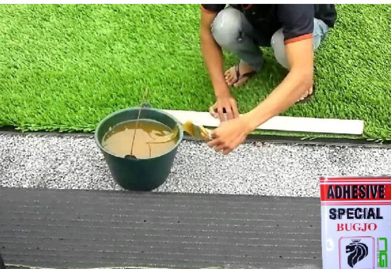 Thi công cỏ nhân tạo bằng keo dán