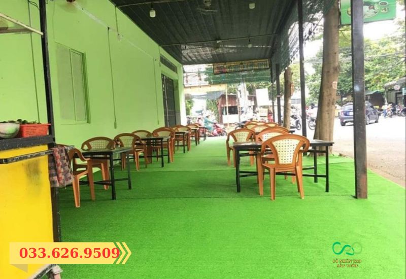 Làm sạch thảm cỏ nhân tạo trong nhà