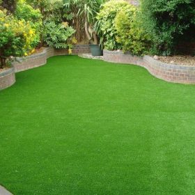 Làm sân vườn đẹp mắt bằng cỏ nhân tạo