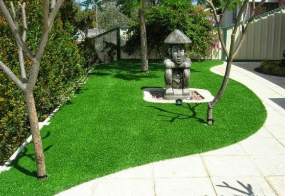 Thiết kế khuôn viên sân vườn ngoài trời với thảm cỏ nhân tạo