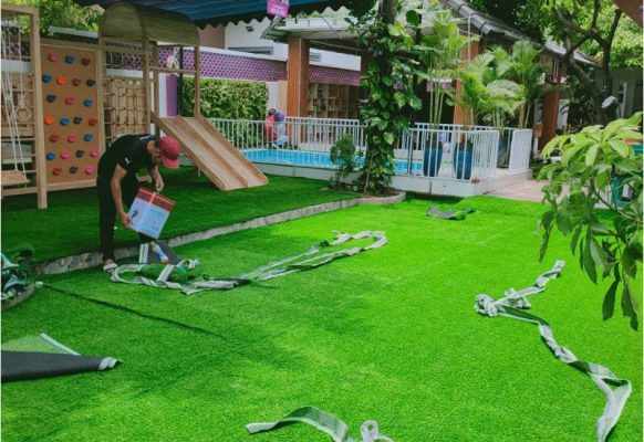 Thi công cỏ nhân tạo trải sân chơi ngoài trời