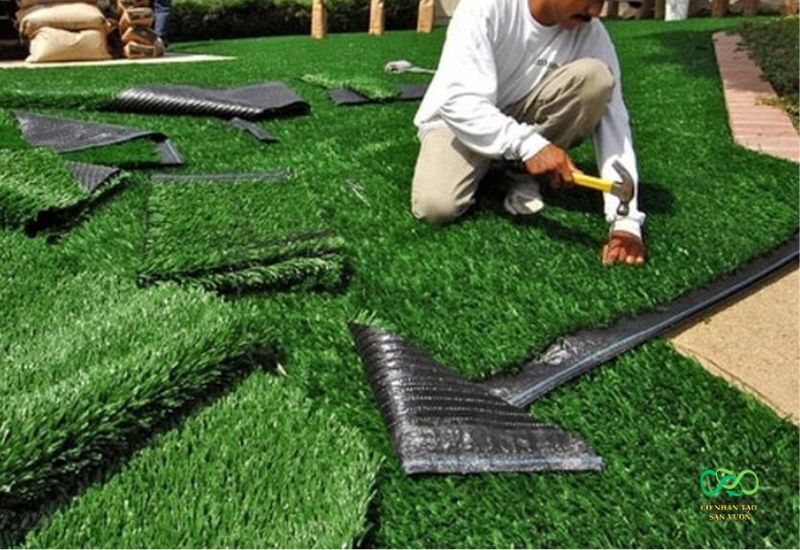 Cố định thảm cỏ nhân tạo xuống nền