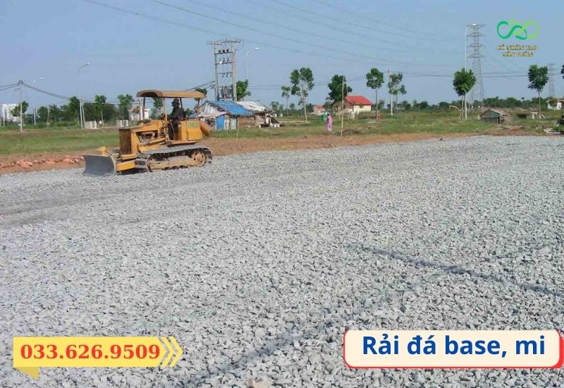 Trải lớp đá base và đá mi cho sân bóng cỏ nhân tạo