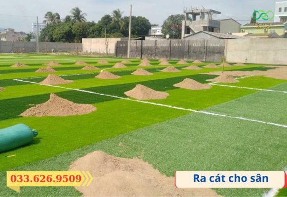 Ra cát đều cho mặt sân cỏ nhân tạo